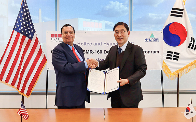 [ Hyundai E&C CEO Yoon Young-joon (right) and Holtec CEO & President Dr. Kris Singh, signed an agreement on the development and commercialization of the first commercial model of SMR-160 with commitment to accelerate progress in the field of SMRs ]