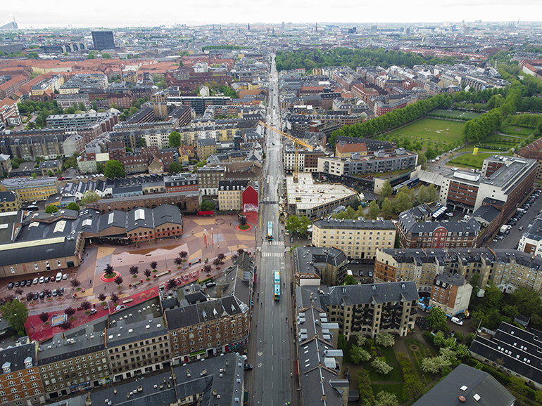 덴마크 코펜하겐 북서쪽 외곽에 위치한 뇌레브로 전경 덴마크 코펜하겐 북서쪽 외곽에 위치한 뇌레브로 지역은 지역민들의 참여로 이뤄진 예술공원 조성으로 미관은 물론 도시 활력을 찾은 도시 디자인의 성공사례로 꼽힙니다.