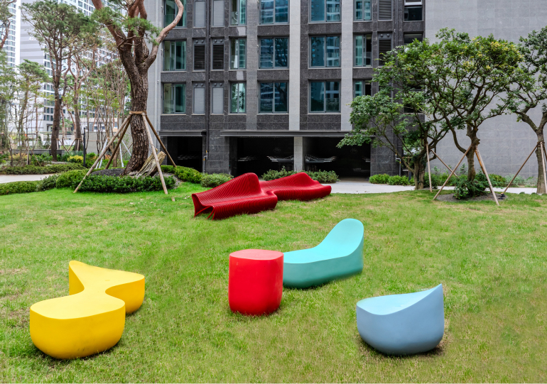 현대건설의 올림픽파크포레온 단지에 서울시 펀디자인 벤치가 설치되어 있다.