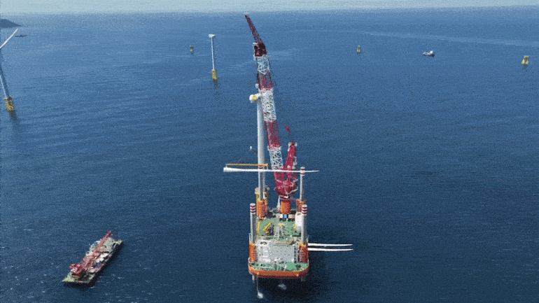 현대프론티어호가 상부의 타워, 나셀·허브, 블레이드 등을 시공하는 모습