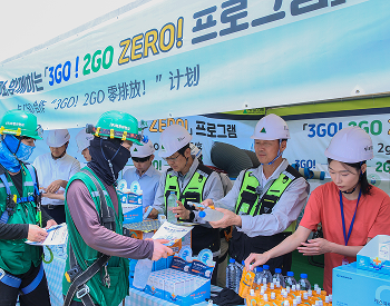  1일(월) 인천 서구에 위치한 가좌 테크센터 현장에서 현대건설 신재점 CSO가 온열질환 예방 프로그램의 일환으로 근로자들에게 시원한 음료와 전해질 보충제를 전달하고 있다